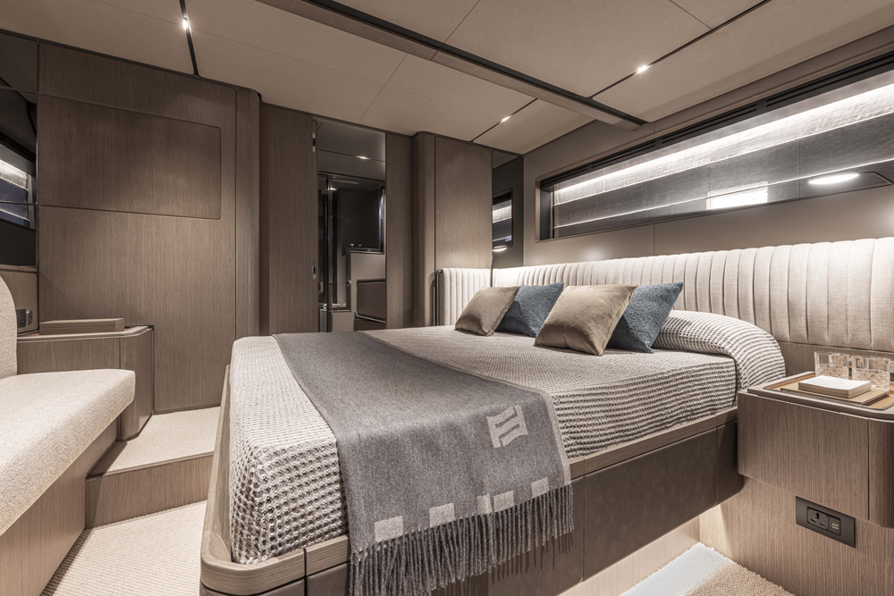 Ferretti Yachts Infynito 90 yacht stateroom