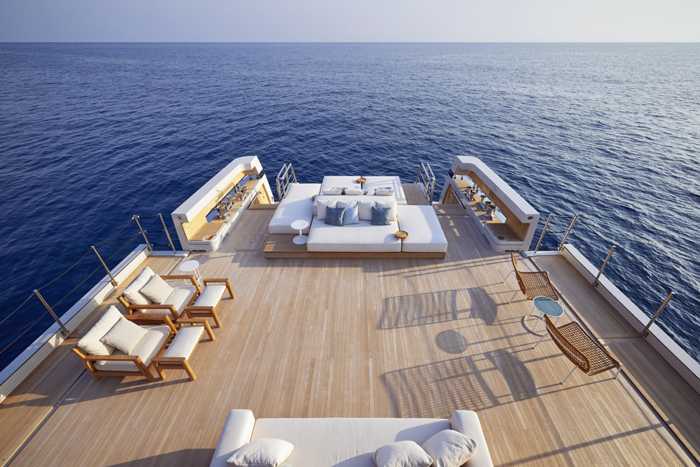 the Sanlorenzo yacht La La Land aft deck